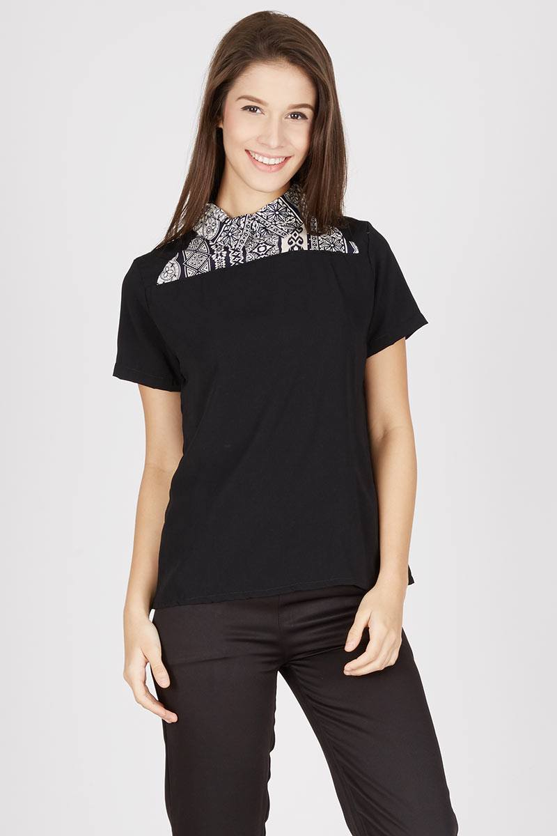 Chillie Collar Blouse in Black