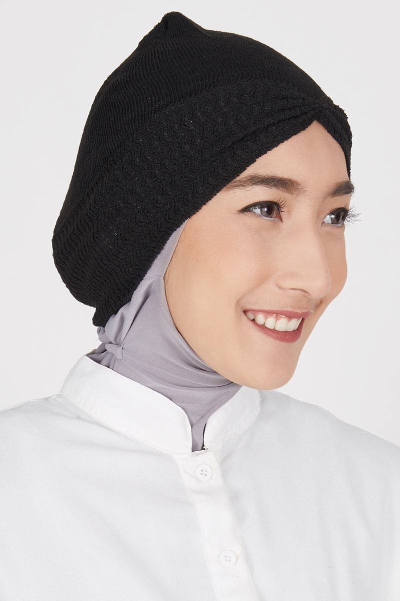 Salwa Cover Head Knit In Black