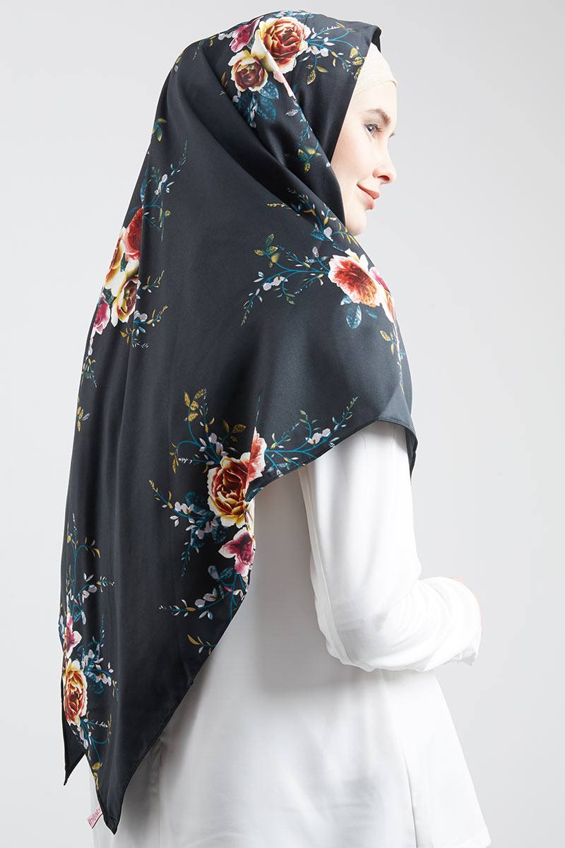 Premium Hijab Instan Winda Black Flowery