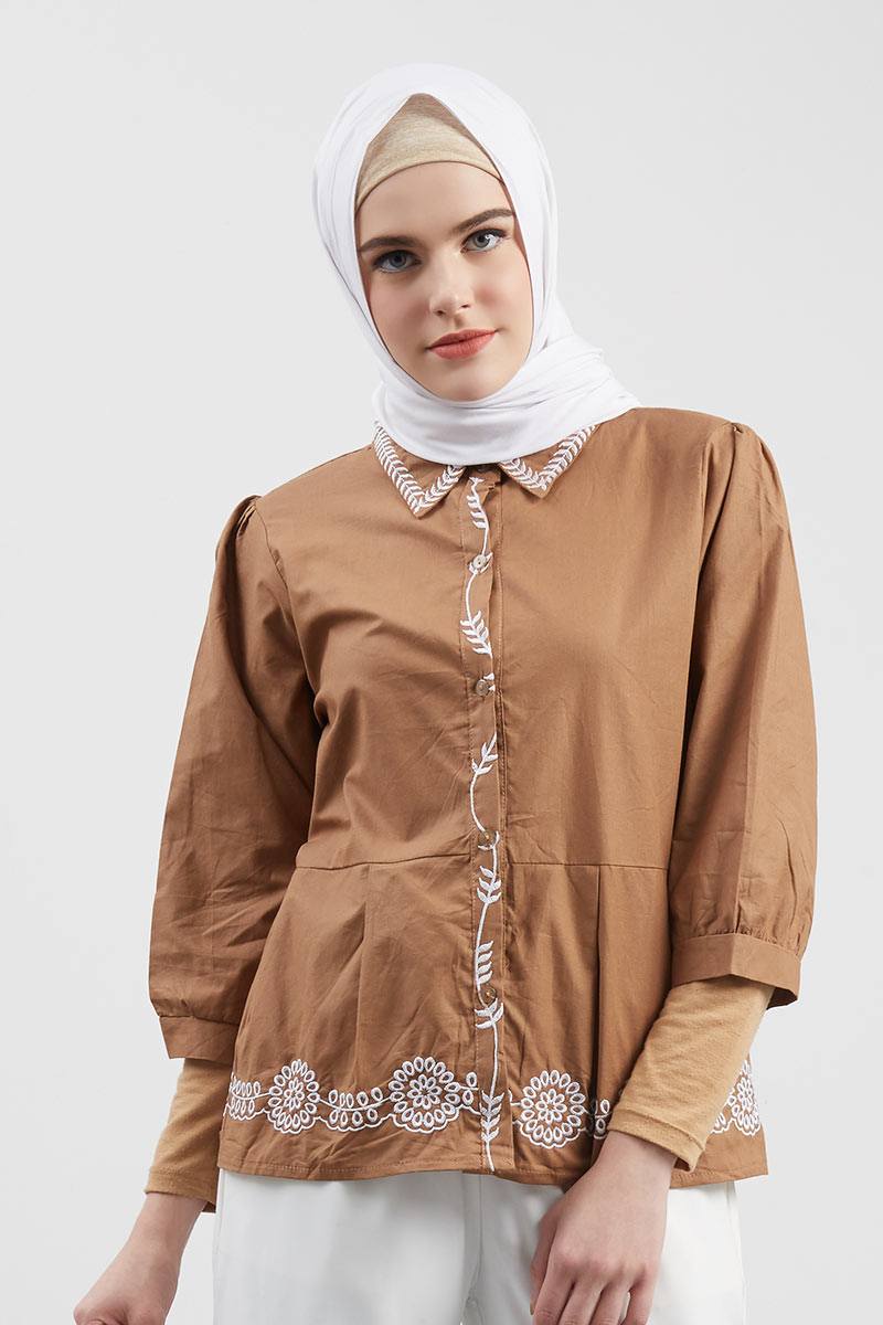 Carla Embroidery Top Mocca